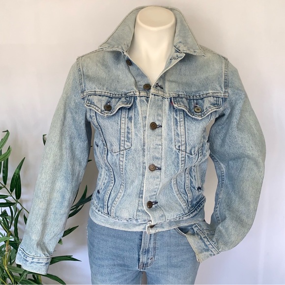 v i n t a g e :: Levis Denim Jacket Distressed Light Wash - Picture 2 of 15